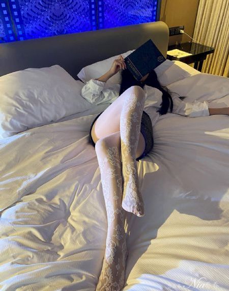 女生扒开尿口给男生捅38分钟
