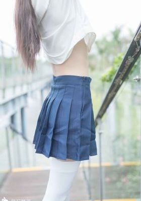手伸进她的乳罩里揉搓着
